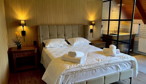 Deluxe Suite with Bath