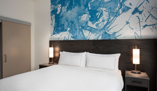 Deluxe King w/ Sitting Area