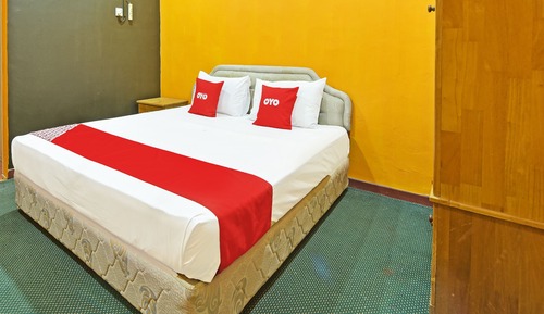 Room, Shared Bathroom