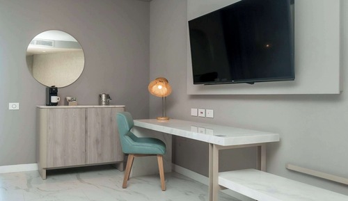 Room, 1 King Bed (Mobility, Roll-in Shower)