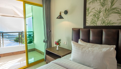 Deluxe Room, 1 King Bed with Sofa bed, Refrigerator