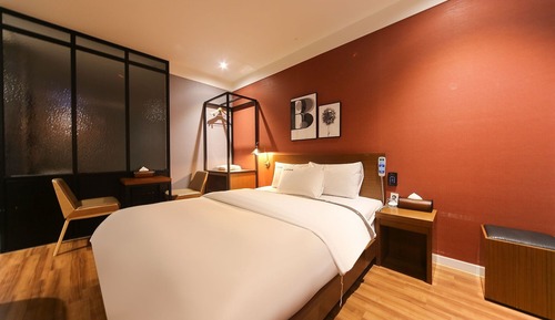 Room (No-Hard Couple PC Room (Netflix avail)