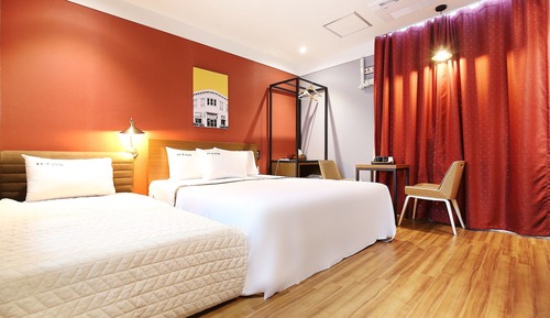 Room (Twin Room (Netflix available))