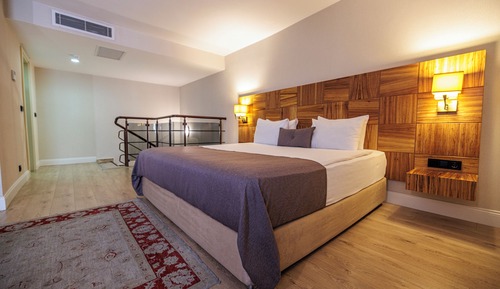 Duplex, Non Smoking (1 Queen Bed, 3 Single Beds, Suite)