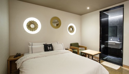 Room (DELUXE(65inch Netflix PUBG PC))