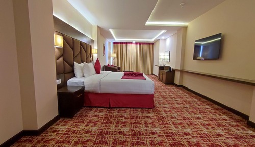 Deluxe Room, 1 King Bed (Pine View)