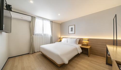 Room (Standard Double (Netflix available))