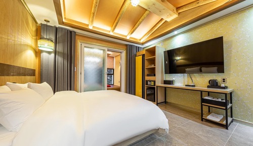 Room (VIP flat (Netflix available couple ga)