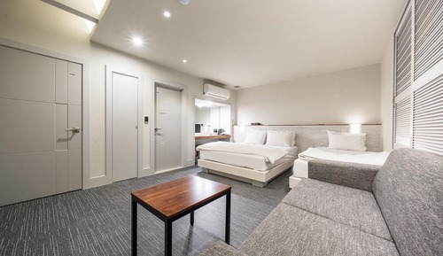 Room (Premium Twin (1 double/1 single/) (Fr)