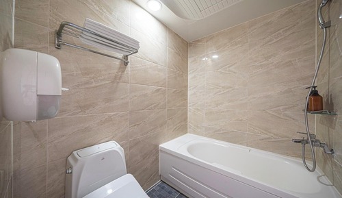 Room (Deluxe (Free Netflix viewing in all r)