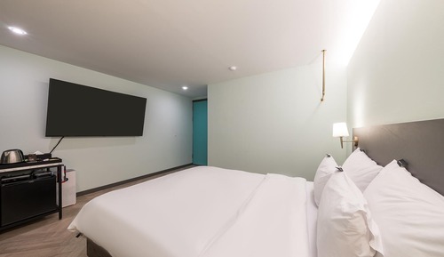 Room (DELUXE (65-inch LG UHD TV) (Netflix a)