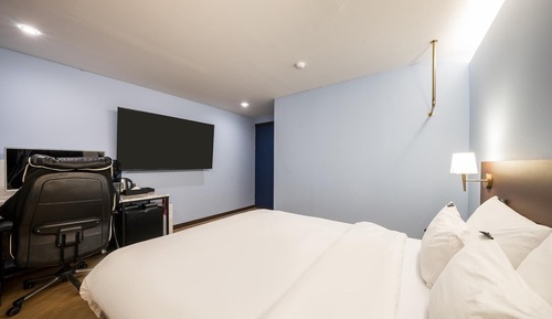 Room (DELUXE COUPLE PC (65-inch LG UHD TV) )