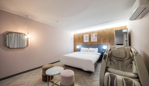 Room (VIP (70-inch LG UHD TV king bed Body )