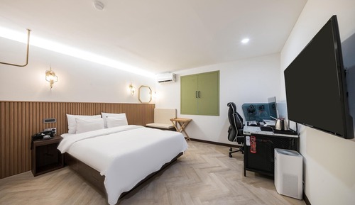 Room (STANDARD (50-inch LG UHD TV) (Netflix)