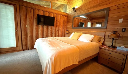 Classic Room, 1 Queen Bed, Pool Access