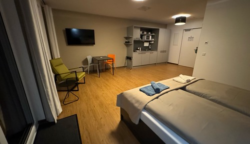 Deluxe Studio, 2 Twin Beds, Mezzanine