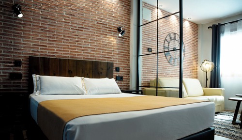Deluxe Studio Suite, 1 Queen Bed, Non Smoking, Courtyard View