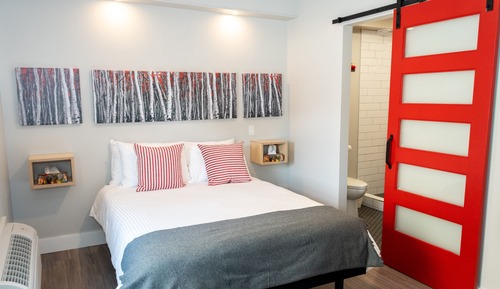 Suite 1, 1 Queen Bed