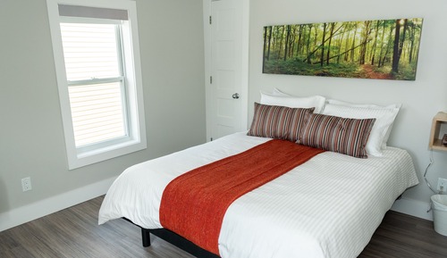 Suite 5, 1 Queen Bed