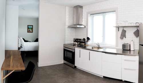 Suite 11, 1 Queen Bed