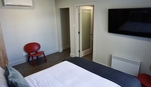 Suite 9, 1 Queen Bed