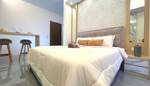 Premium Studio, 1 King Bed, Bathtub, Pool View