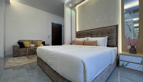 Premium Studio, 1 King Bed, Bathtub, City View