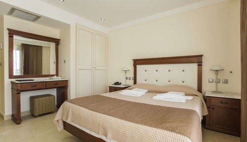 2 Bedroom 2 Bathroom Residence with Sea View