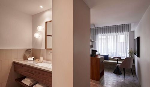 Suite, Non Smoking (Social)