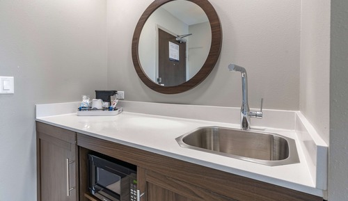 Studio, 1 King Bed, Refrigerator & Microwave (Wet bar)