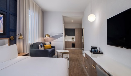 Suite, 1 King Bed with Sofa bed, Transfer Shower (Mobility)