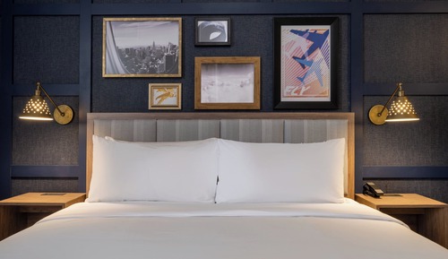 Standard Room, 1 King Bed, Transfer Shower (Mobility)