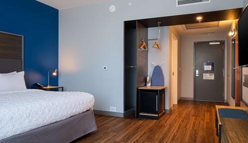 Room, 1 King Bed, Accessible (Roll-In Shower)