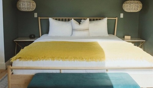 Room 6: Friends & Family Suite