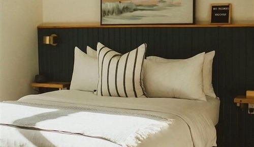 Room 8: Modern Standard Queen