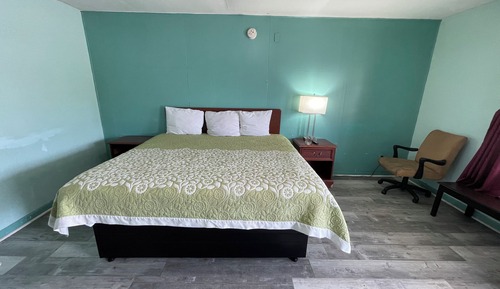 Standard Single Room, 1 King Bed, Smoking, Bathtub