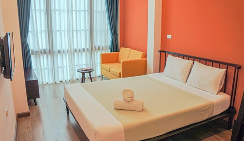 Comfort Room, 1 Queen Bed, Courtyard View