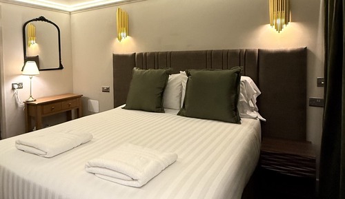 Double Room (Room)