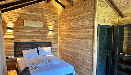 Grand Bungalow, 1 Queen Bed, Patio, Mountain View