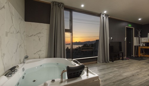 Deluxe Room - Room 101, Room 102 randomly assigned (spa bath available once a day)