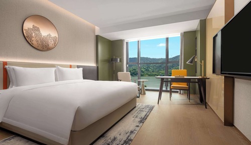 Executive Room, 1 King Bed, Lake View