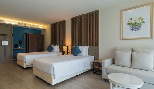 Grand Deluxe Jacuzzi Access