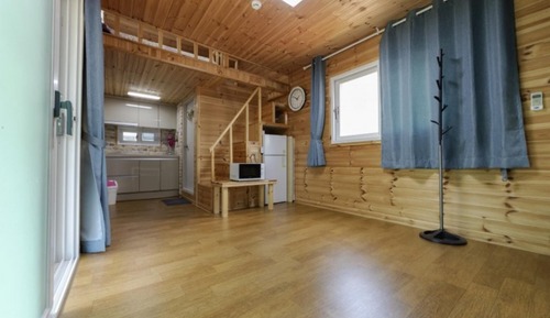 Room (Blue (duplex))