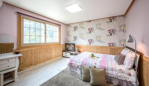 Room (202 forget-me-not)