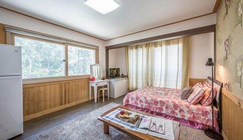 Room (303 Chrysanthemum)