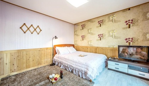 Room (201 daffodils)