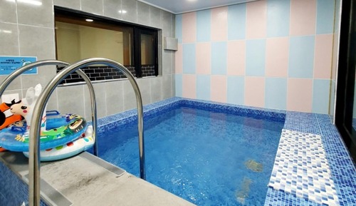 Room (b-203 duplex (kids pool))