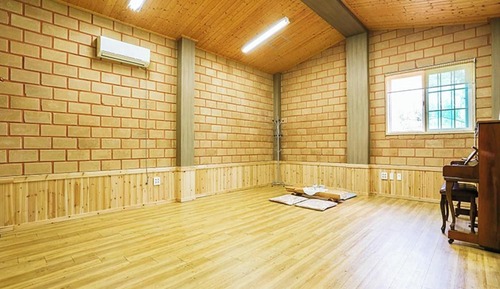 Room (1F (Red Clay Room))