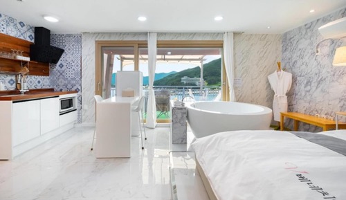 Room (Room 202 (Couple Spa type bathtub))