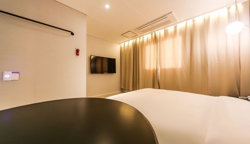 Room (Drive-in - 1 parking space per room ()